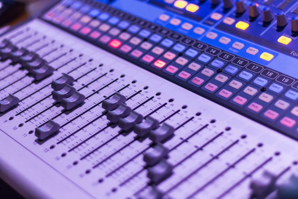 A mixing table to illustrate combining equity crowdfunding with other types of finance