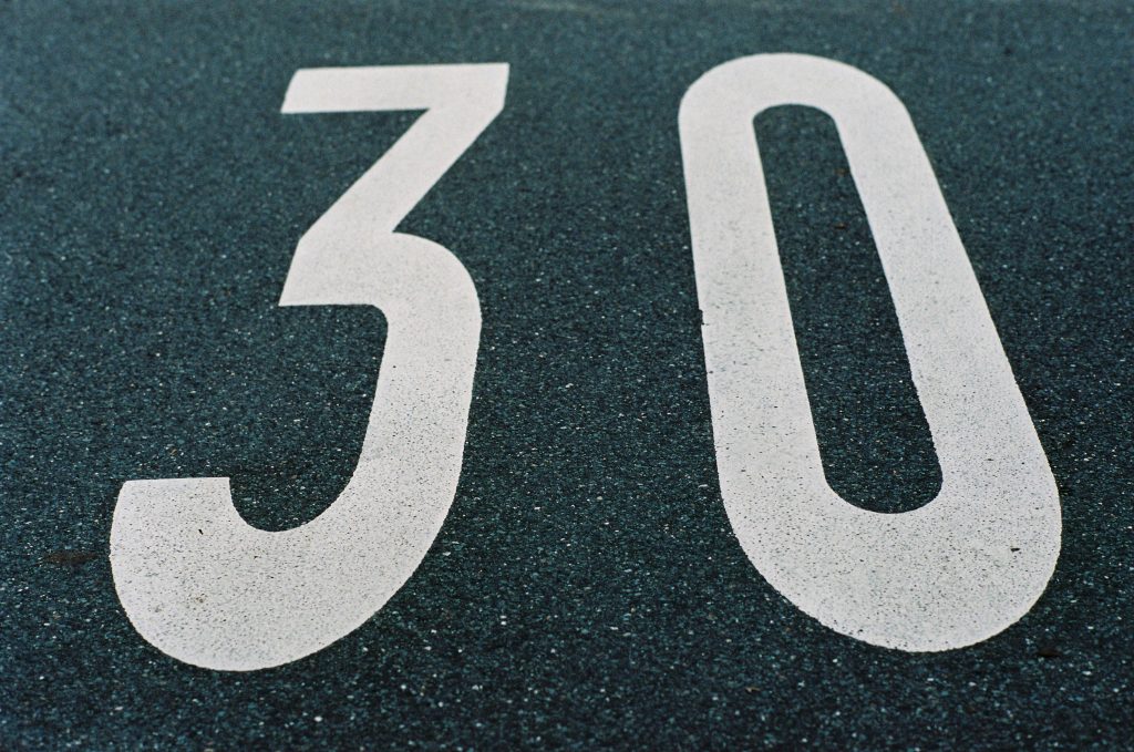 A 30 road mark representing the 30-90-100 rule of crowdfunding